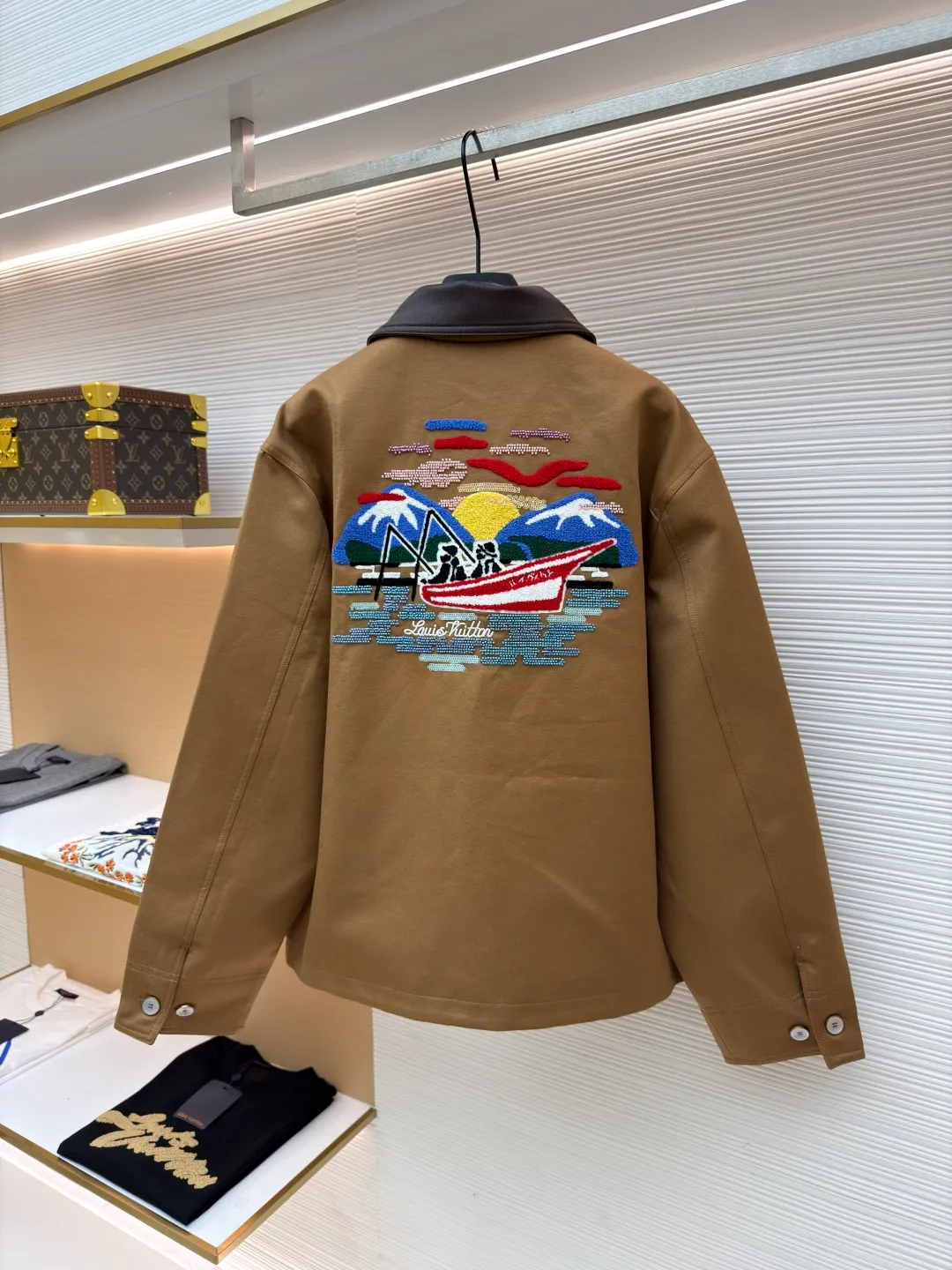 LOUIS VUITTON koi jacquard lapel jacket ●Original version: purchased and developed for 106000 ●Item number: 1681205-C15 ●Fabric: high-quality cotton fabric ●Technology: jacquard production ●Color: brown ●Version: fitted version ●Weight: about 980 grams ●Size: S-M-L-XL ●Description: Made of high-quality cotton fabric, crisp and textured. The leather splicing part of the collar has been carefully tanned and polished to make it soft and glossy. The splicing with the cotton fabric adopts seamless lamination technology; the pattern embroidery adopts multi-color three-dimensional embroidery technology, and different colors of silk threads are layered for embroidery, so that the pattern presents a rich three-dimensional sense and color levels. , the stitching is fine and even, the pattern details are clear and vivid, as if giving the pattern a sense of life; it is made of customized metal material, and has been polished, plated and other processes, the surface is smooth and textured, the stitching at the seams between the buttons and the body is firm, and the opening and closing is smooth, adding exquisite hardware embellishments to the overall shape. The overall wiring is straight and delicate, the fabric is comfortable and soft, and the color is consistent without color difference. It can be matched with the same style to create a fashionable look and control various occasions. Customized accessories, complete with three standards, same style for men and women!